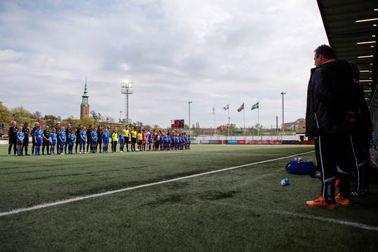 Göteborgs och Piteås spelare och ledare samt domarna i en
