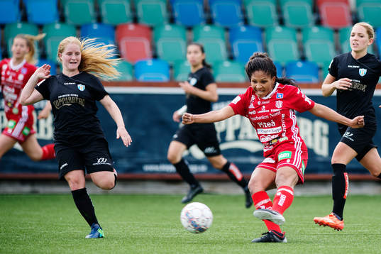 Piteås Madelen Janogy skjuter och Göteborgs Savannah