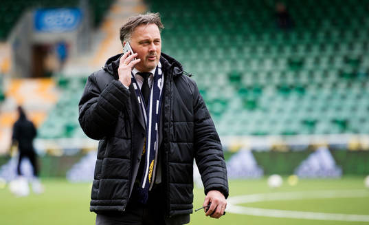 Sundsvalls sportchef Urban Hagblom pratar i telefon