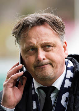 Sundsvalls sportchef Urban Hagblom pratar i telefon
