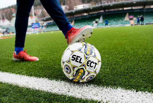 En boll innan fotbollsmatchen i Allsvenskan mellan GIF