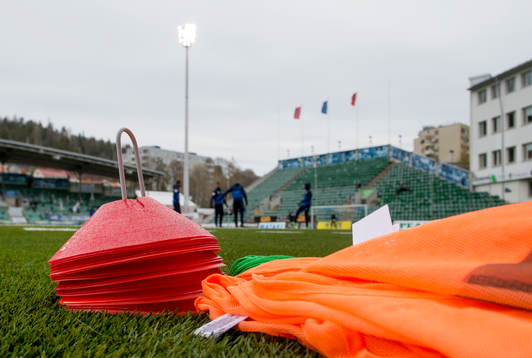 En kona innan fotbollsmatchen i Allsvenskan mellan GIF