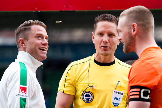 Domare Martin Strömbergsson med Jönköpings Tommy Thelin