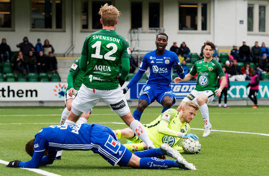 Jönköpings Dzenis Kozica räddar bollen