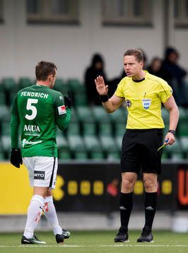 Jönköpings Fredric Fendrich får en varning från domare