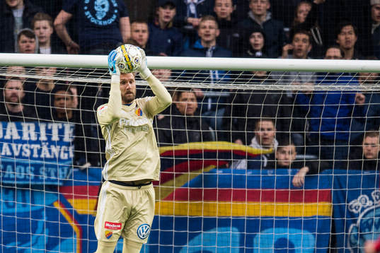 Djurgårdens målvakt Andreas Isaksson med en räddning