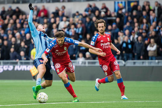 Djurgårdens Kerim Mrabti mot IFK Göteborgs Mattias