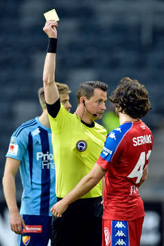domare Andreas Ekberg ger IFK Göteborgs Mikkel Diskerud