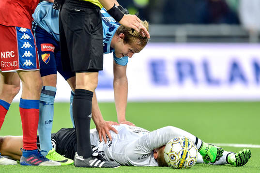 Djurgårdens Gustav Engvall kollar med IFK Göteborgs