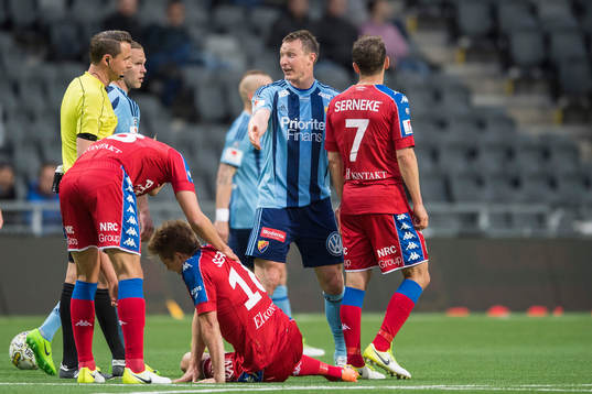 Djurgårdens Kim Källström reagerar mot domare Andreas
