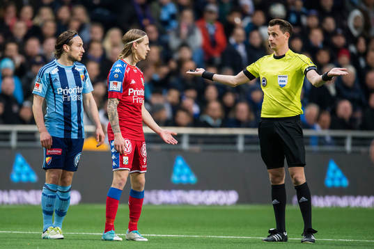 Domare Andreas Ekberg gestikulerar mot IFK Göteborgs Elias