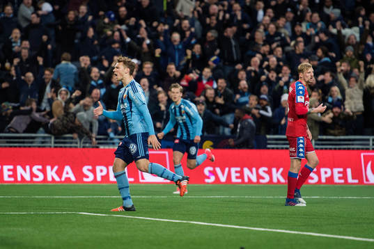 Djurgårdens Jesper Karlström jublar medan IFK Göteborgs