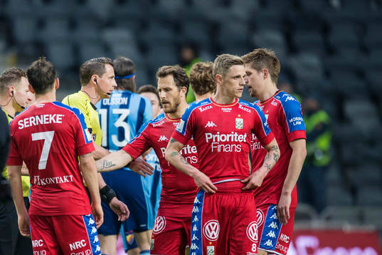 IFK Göteborgs spelare är framme och pratar med domare