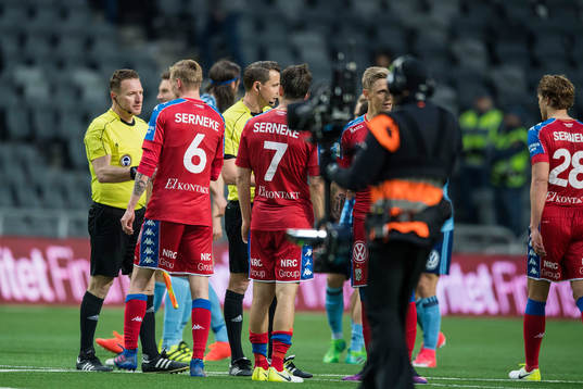 IFK Göteborgs Sebastian Eriksson är framme och pratar med