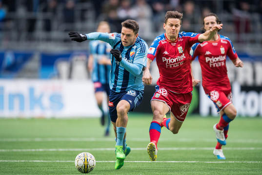 Djurgårdens Kerim Mrabti och IFK Göteborgs Mads Albaek