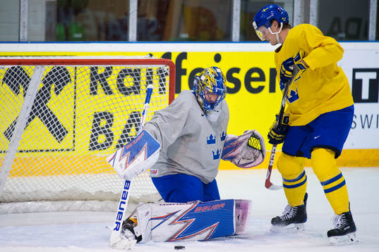 Målvakt Henrik Lundqvist och Carl Klingberg på Sveriges