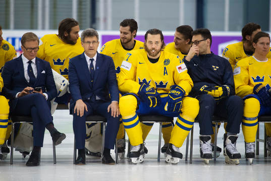 Victor Hedman blåser ett tuggummi