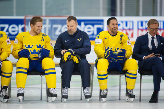 Gabriel Landeskog, förbundskapten Rikard Grönborg, Joel