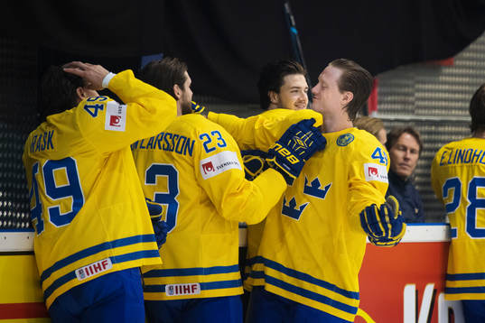 Oliver Ekman Larsson och Carl Klingberg skojar med varandra