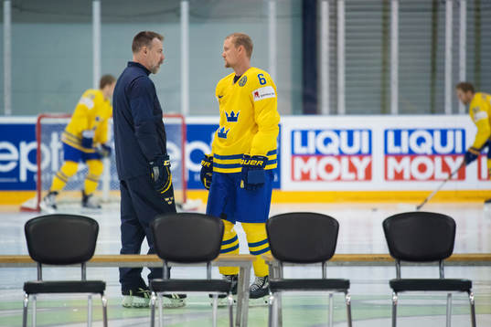 Förbundskapten Rikard Grönborg pratar med Anton Strålman