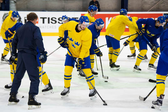 Oliver Ekman Larsson på Sveriges ishockeylandslags träning