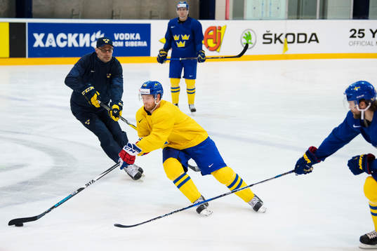 Oscar Lindberg på Sveriges ishockeylandslags träning