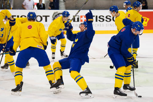 Gabriel Landeskog faller på Sveriges ishockeylandslags
