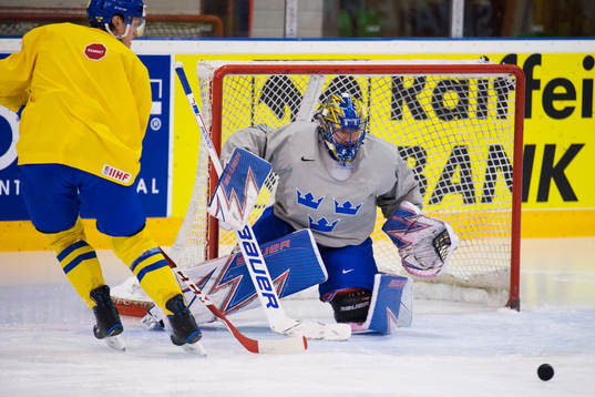 Carl Klingberg och målvakten Henrik Lundqvist på Sveriges