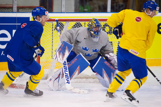 Gabriel Landeskog, målvakten Henrik Lundqvist och John