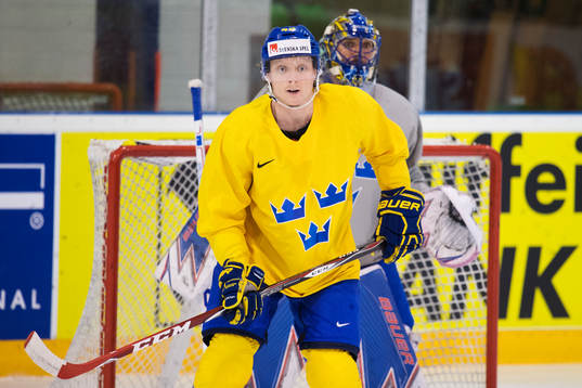 Carl Klingberg framför målvakt Henrik Lundqvist på