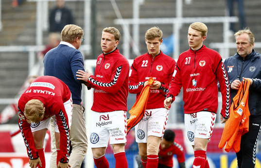 Kalmars tränare Peter Swärdh med spelare