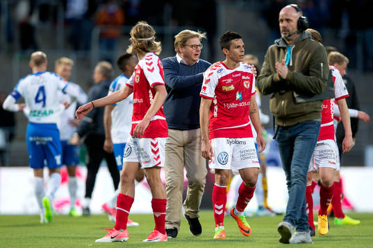 Kalmars tränare Peter Swärdh klappar om Romário Pereira