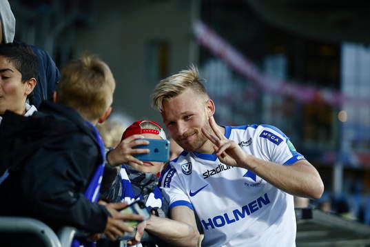 Norrköpings Nicklas Bärkroth med supporters