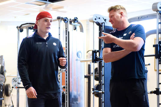 Lias Andersson pratar med assisterande tränare Pär