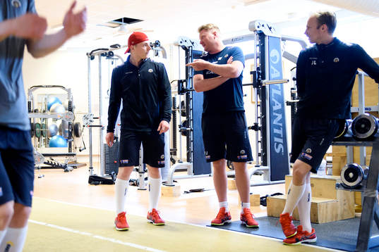 Lias Andersson pratar med assisterande tränare Pär