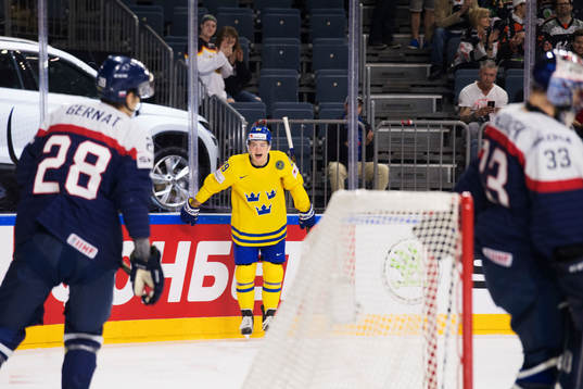 Sveriges William Nylander jublar