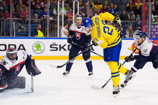 Sveriges Oliver Ekman Larsson skjuter in 2-0 bakom