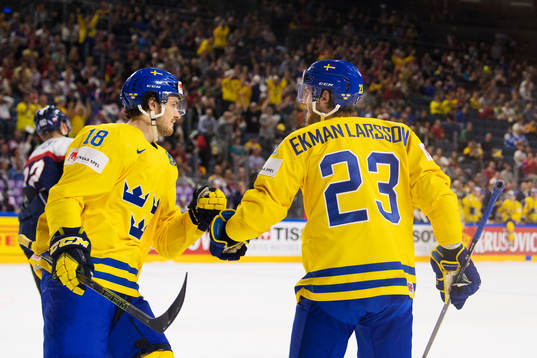 Sveriges Dennis Everberg och Oliver Ekman Larsson jublar