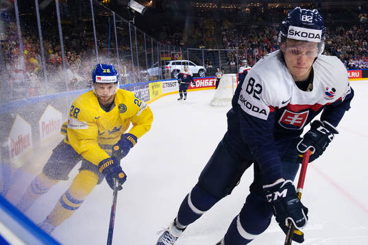 Sveriges Elias Lindholm och Slovakiens Pavol Skalicky