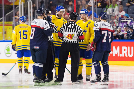 Sveriges Victor Hedman och Gabriel Landeskog i samtal med