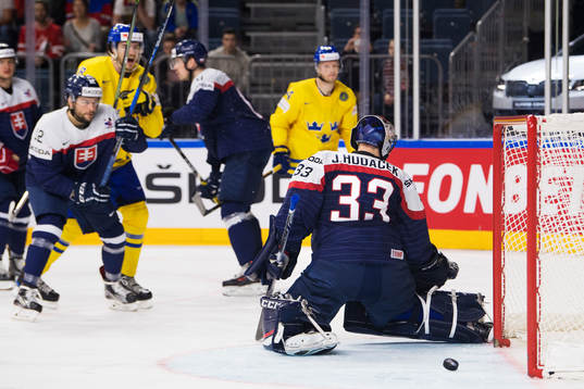 Sveriges Dennis Everberg gör 3-1 bakom Slovakiens målvakt
