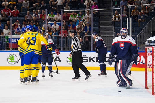 Sveriges Dennis Everberg jublar med lagkamrater