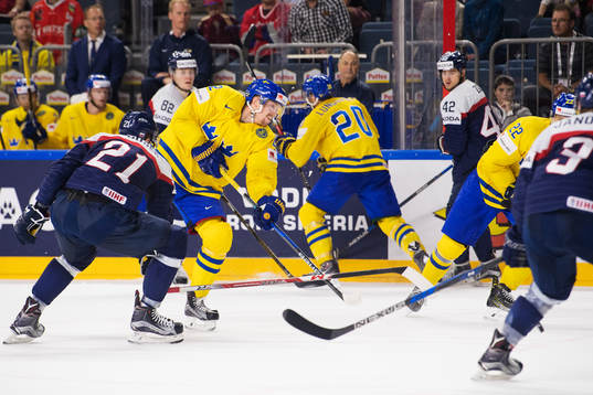 Sveriges Joakim Nordström skjuter ett skott