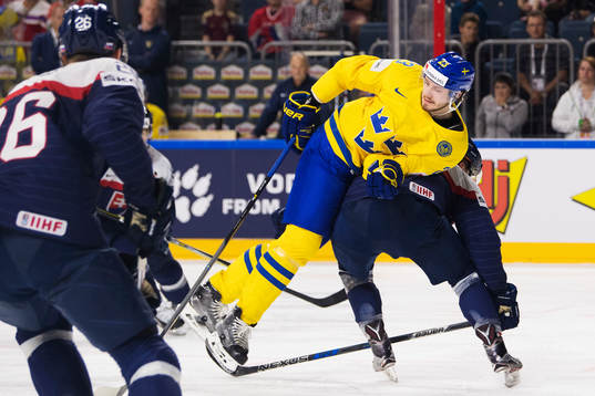 Sveriges Oliver Ekman Larsson stoppas av Slovakiens Adam