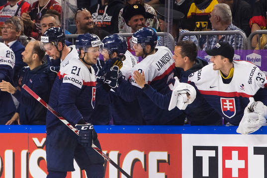 Slovakiens Tomas Matousek jublar med lagkamrater