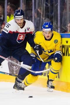 Slovakiens Juraj Mikus tacklar Sveriges William Nylander