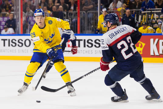 Sveriges William Nylander passar pucken förbi Slovakiens