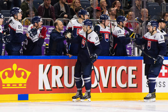 Slovakiens Andrej Kudrna jublar med lagkamrater