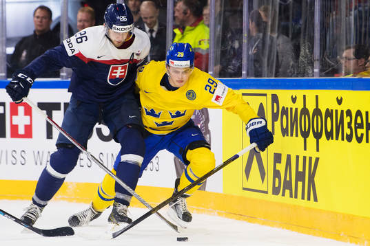 Slovakiens Juraj Mikus tacklar Sveriges William Nylander