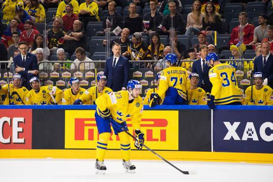 Sveriges bänk med assisterande tränare Peter Popovic,
